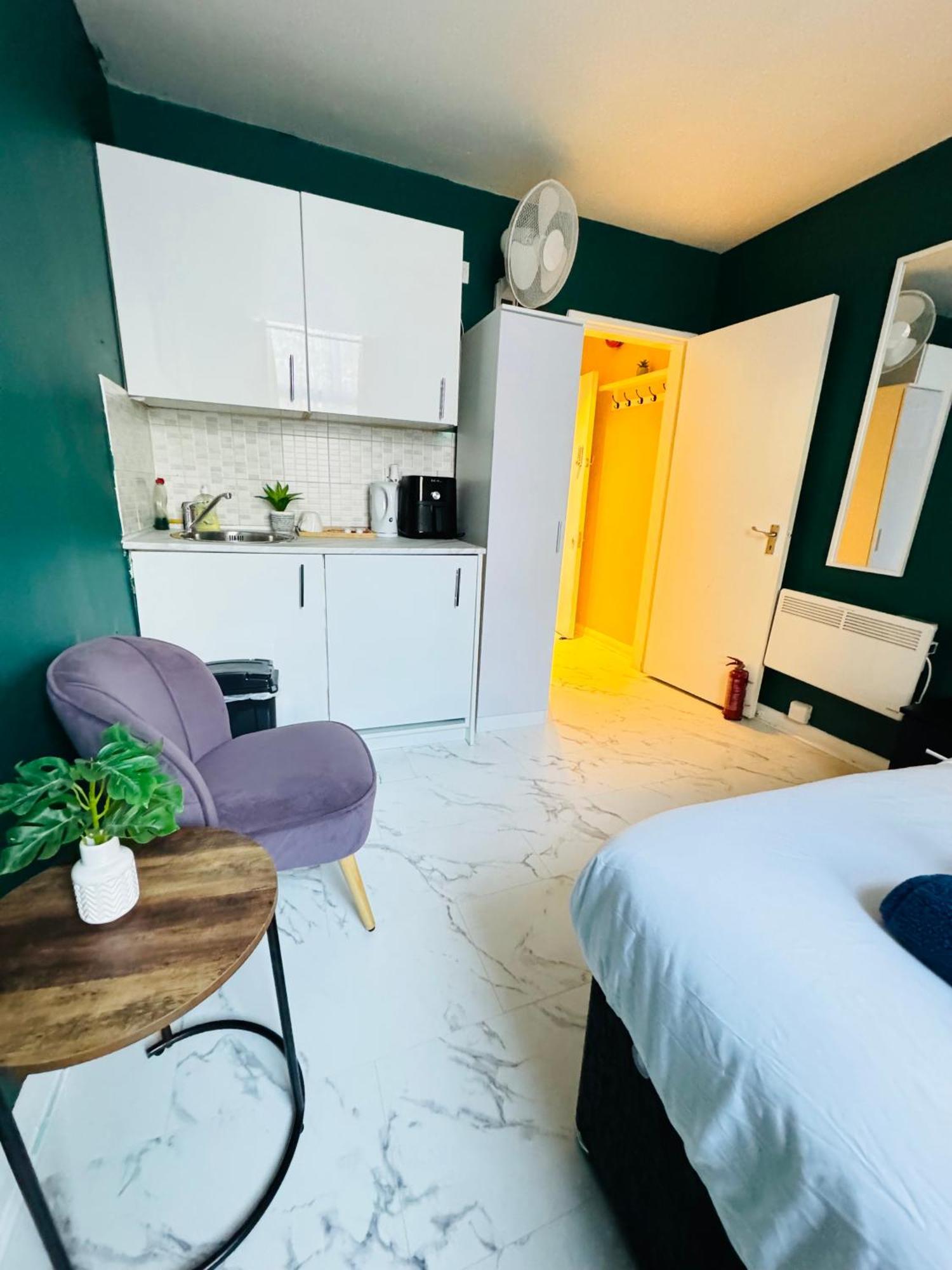 Private Studio Flat In City 1190 런던 외부 사진
