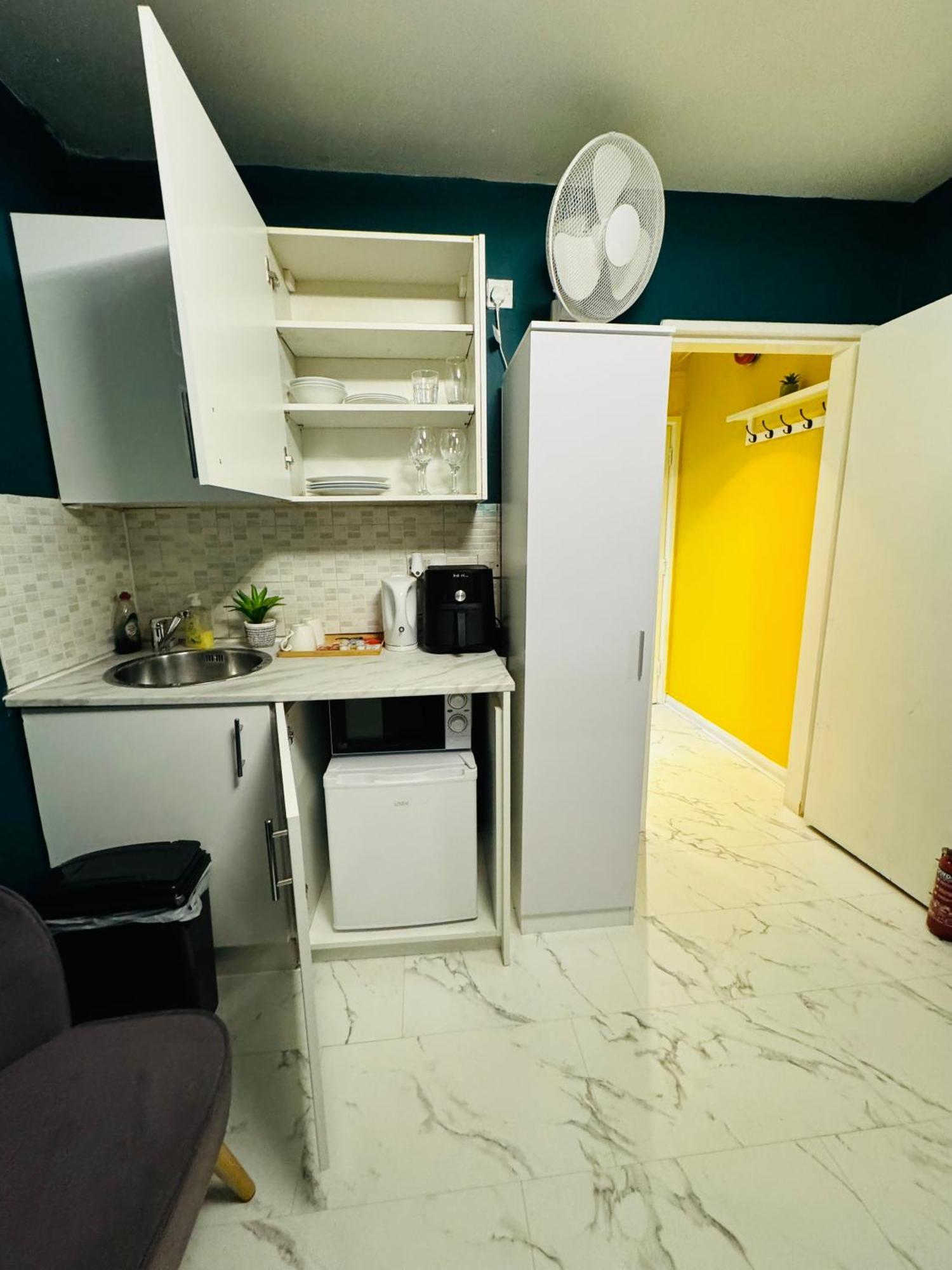 Private Studio Flat In City 1190 런던 외부 사진